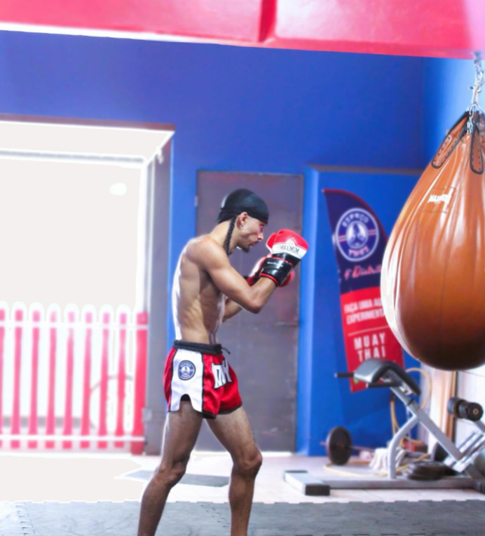 Aluno treinando Muay Thai no Espaço Thai