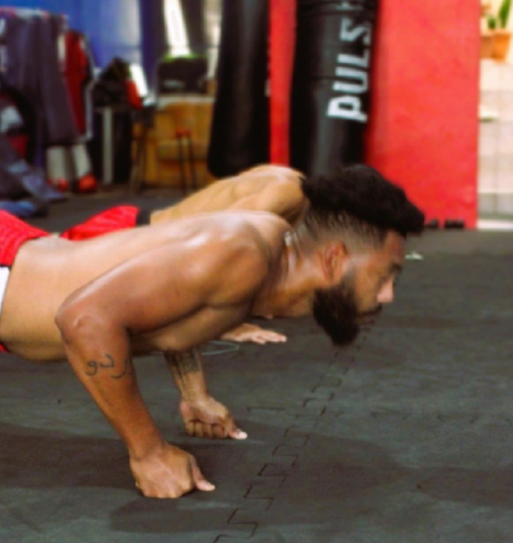 Aluno treinando flexões no Espaço Thai